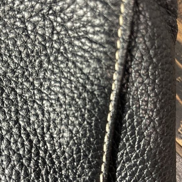 Danier black leather purse - excellent shape.  Pebbled leather - Picture 16 of 17